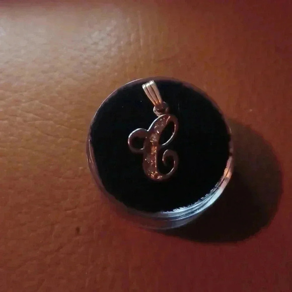 💙🌹Gold plated letter pendant "E" with faux diamonds - Picture 4 of 7